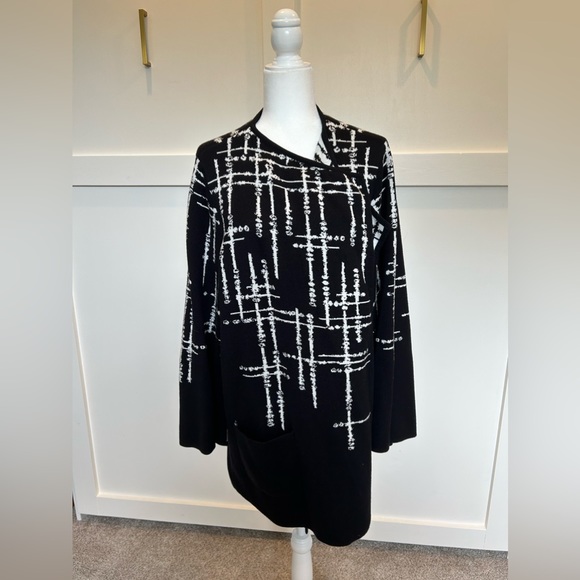 Womans blazer top. Black and white size 2xl. - Picture 3 of 4